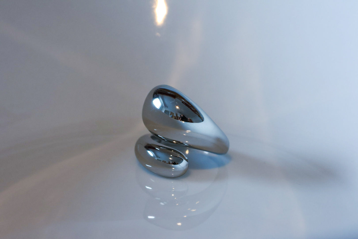 Ring in kühlen Silberton