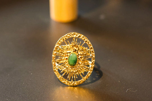 Ring im Gold-Look mit grünem Stein