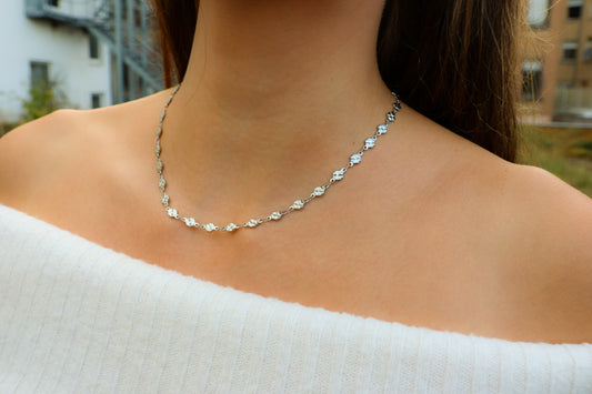 Blumenkette in silberner Optik