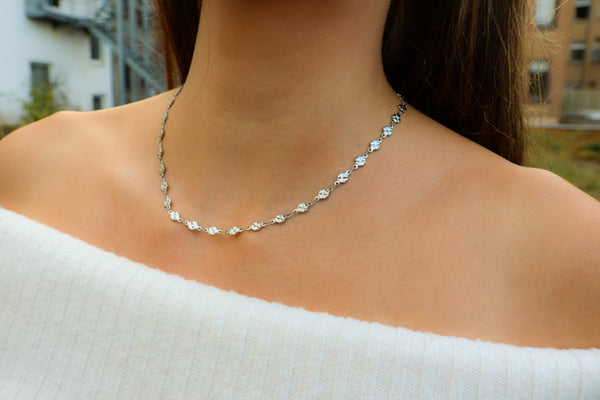 Blumenkette in silberner Optik