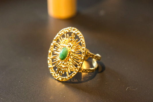 Ring im Gold-Look mit grünem Stein