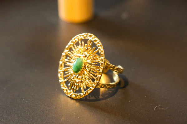 Ring im Gold-Look mit grünem Stein