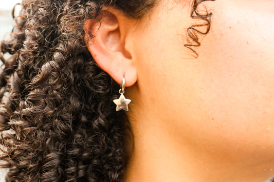 Silberfarbene Creolen mit Stern-Anhängern