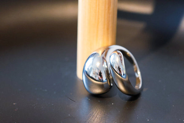 Ring in kühlen Silberton