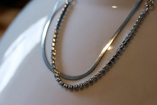 Doppelarmband im kühlen Silberton