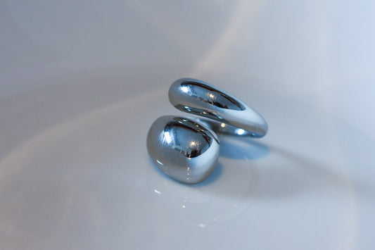 Ring in kühlen Silberton