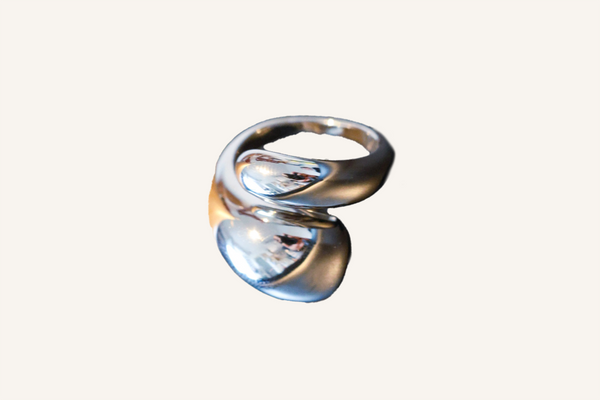 Ring in kühlen Silberton